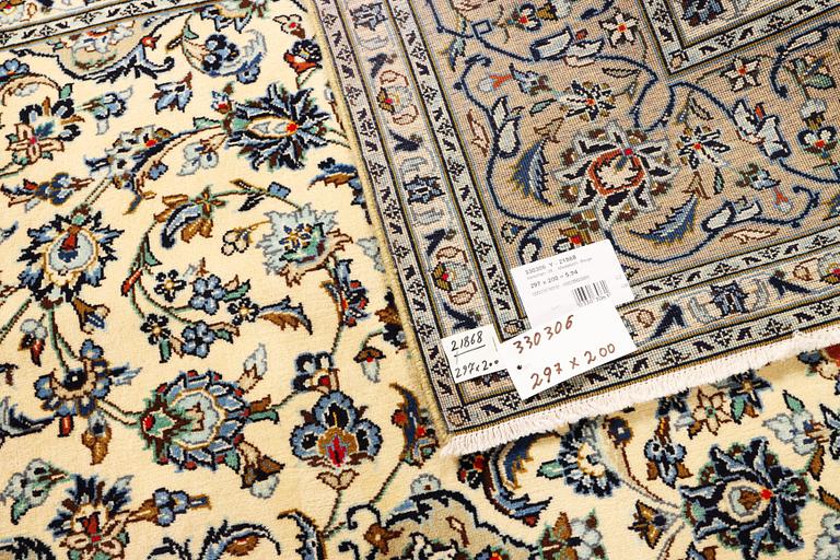 A Kashan carpet, a. 297 x 200 cm.