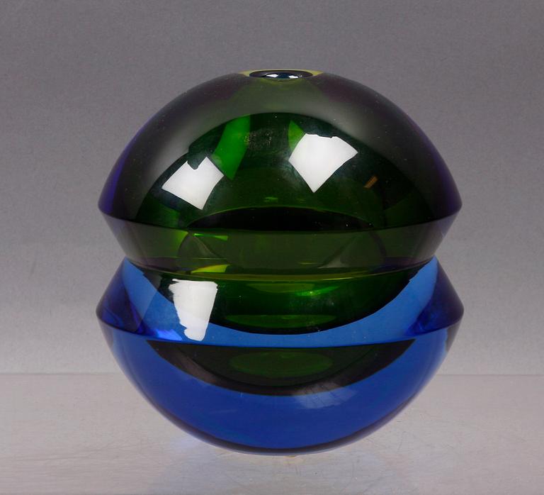 VAS, glas. Erika Lagerbielke, Orrefors, sign 9/15 samt egenhändig signatur.