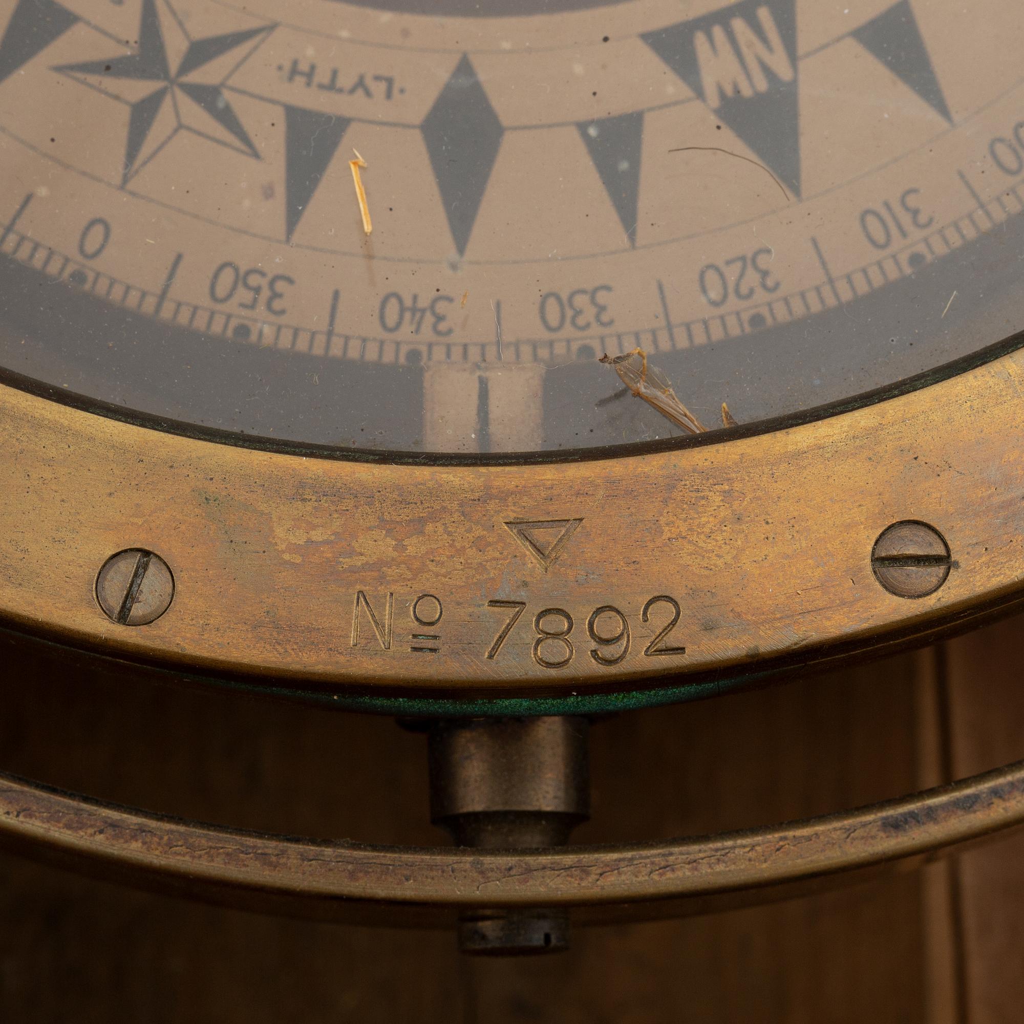 A Swedish marin compass by AB Lyth, Stockholm. - Bukowskis