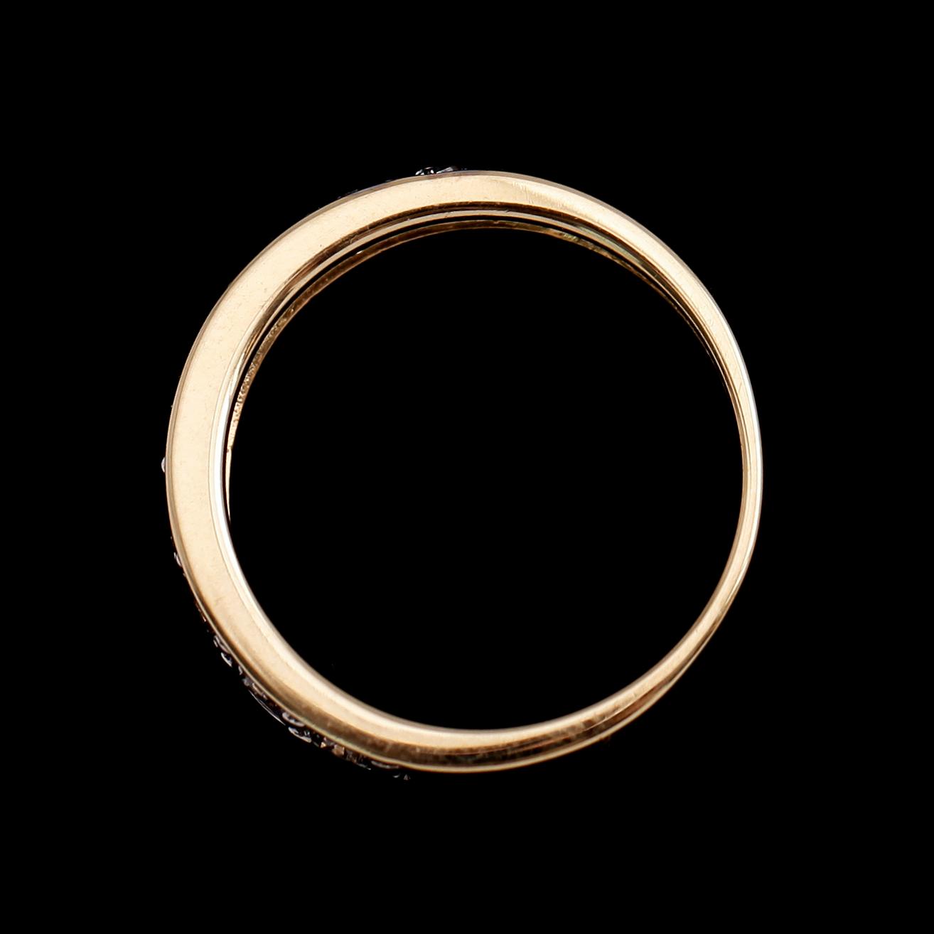 RING, 10 k guld, 9 briljantslipade diamanter tot ca 1.00 ct.