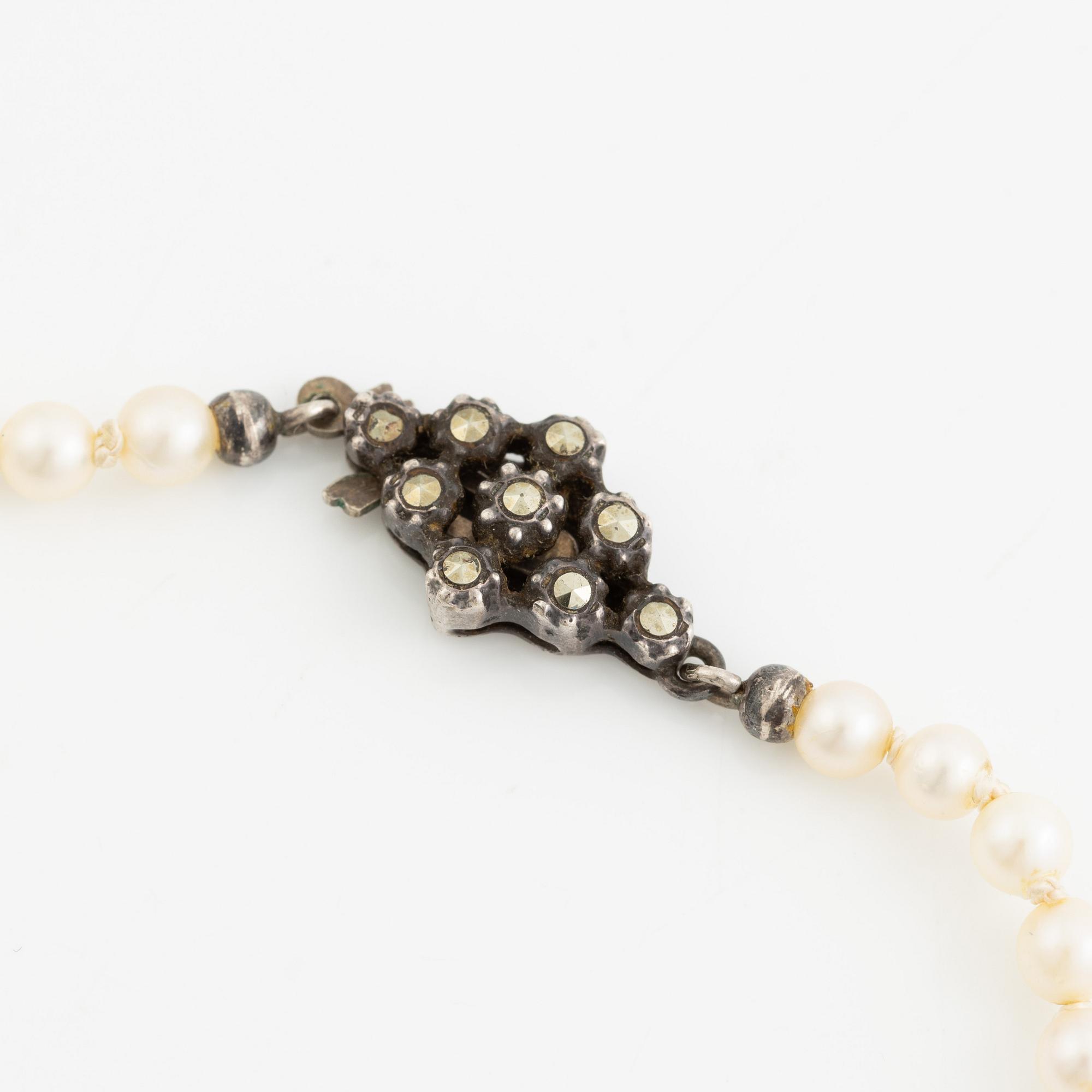 Pearl necklace with graduated cultured pearls, with a clasp of silver set with marcasites.