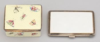 DOSA samt CIGARETTETUI, 2 st, emalj, 1900-talets början.