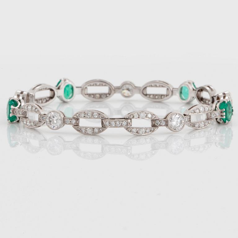 An 18K white gold bracelet set with faceted emeralds.