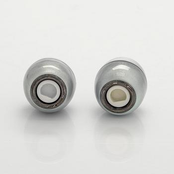 Timo Sarpaneva, Salt and pepper shakers in enamelled sterling silver, Tillander, Helsinki 1992.