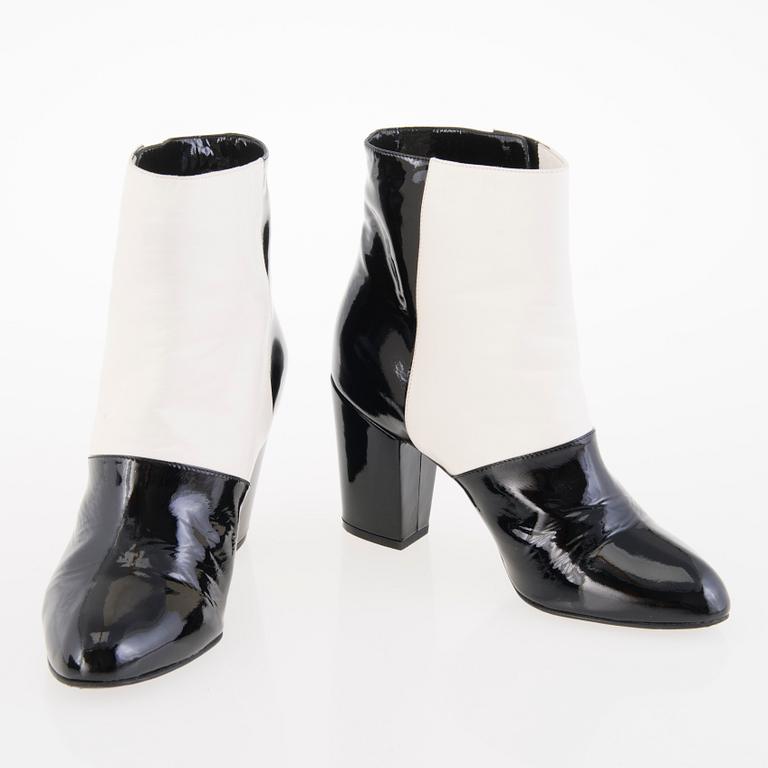 CHANEL Cream and Black Patent Leather Ankle Boots in size 37.5.