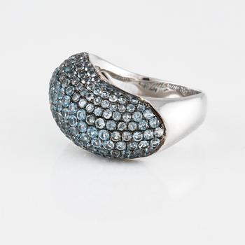 RING, 18K vitguld med fasettslipade blå safirer ca 3.17 ct. Vikt 8,8 gram.