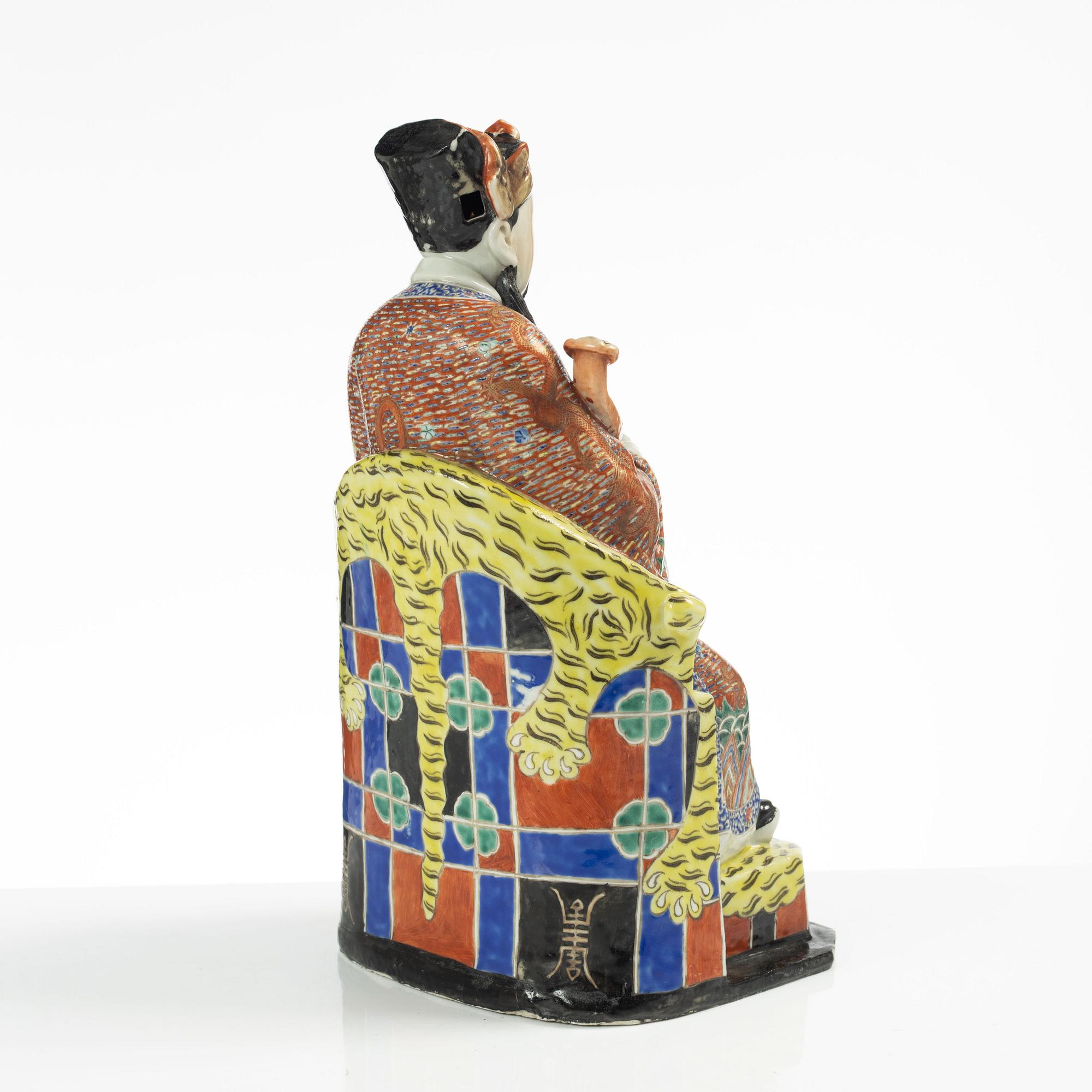 A Chinese porcelain figure, late Qing dynasty / around 1900.