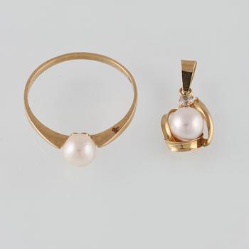 RING SAMT HÄNGE, 18K guld med odlade pärlor och paste. Vikt 2,6 gram.
