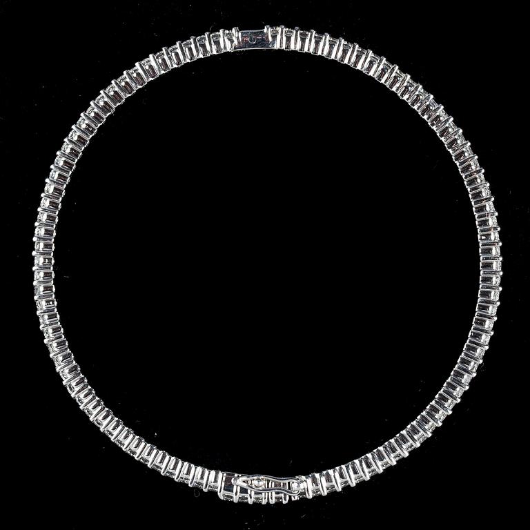 ARMRING, 95 briljantslipade diamanter, tot. ca 3 ct.