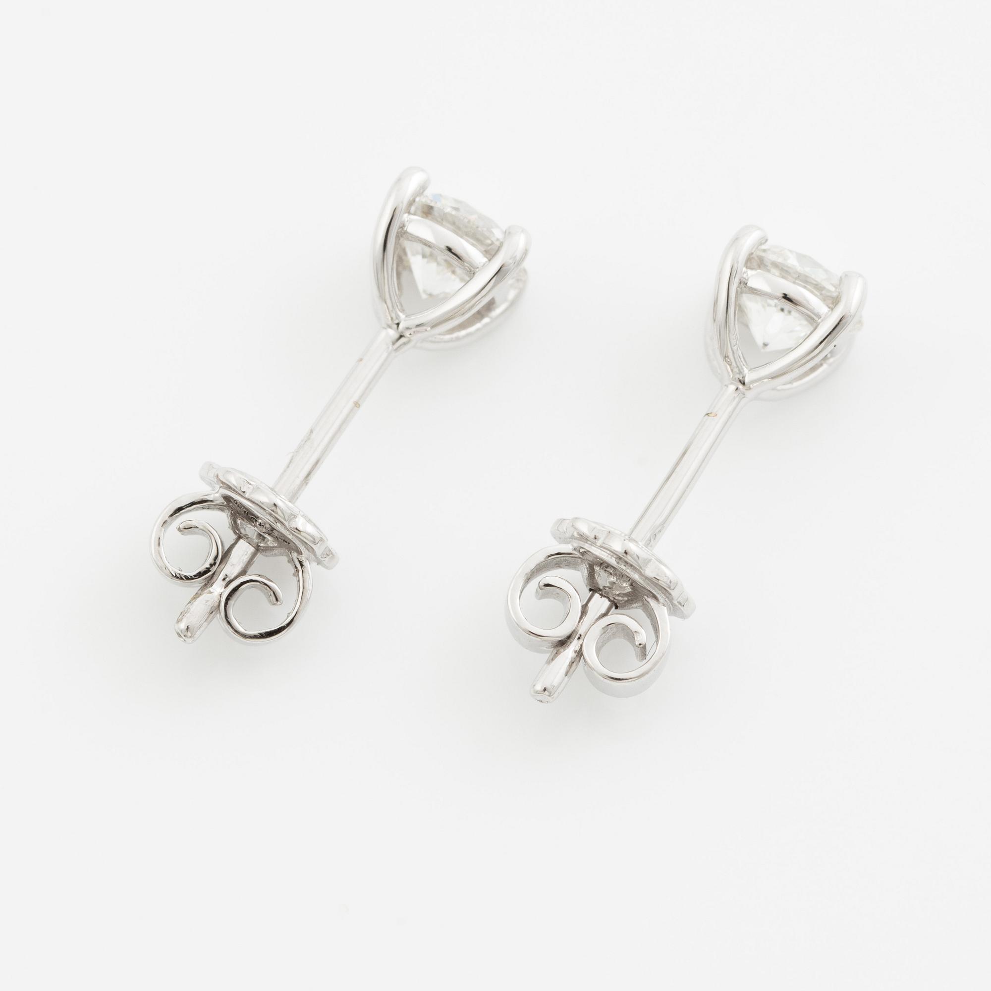 Örhängen 18K vitguld med briljantslipade diamanter, medföljande GIA dossier.