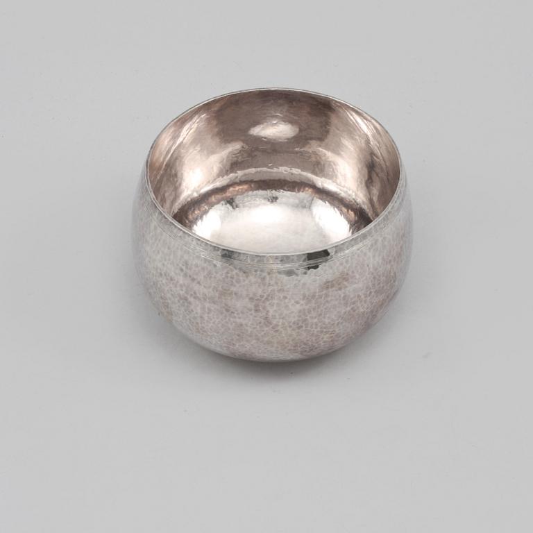 SKÅL, sterlingsilver, Martin Öhman, Halmstad, 1984. Vikt 332 g.
