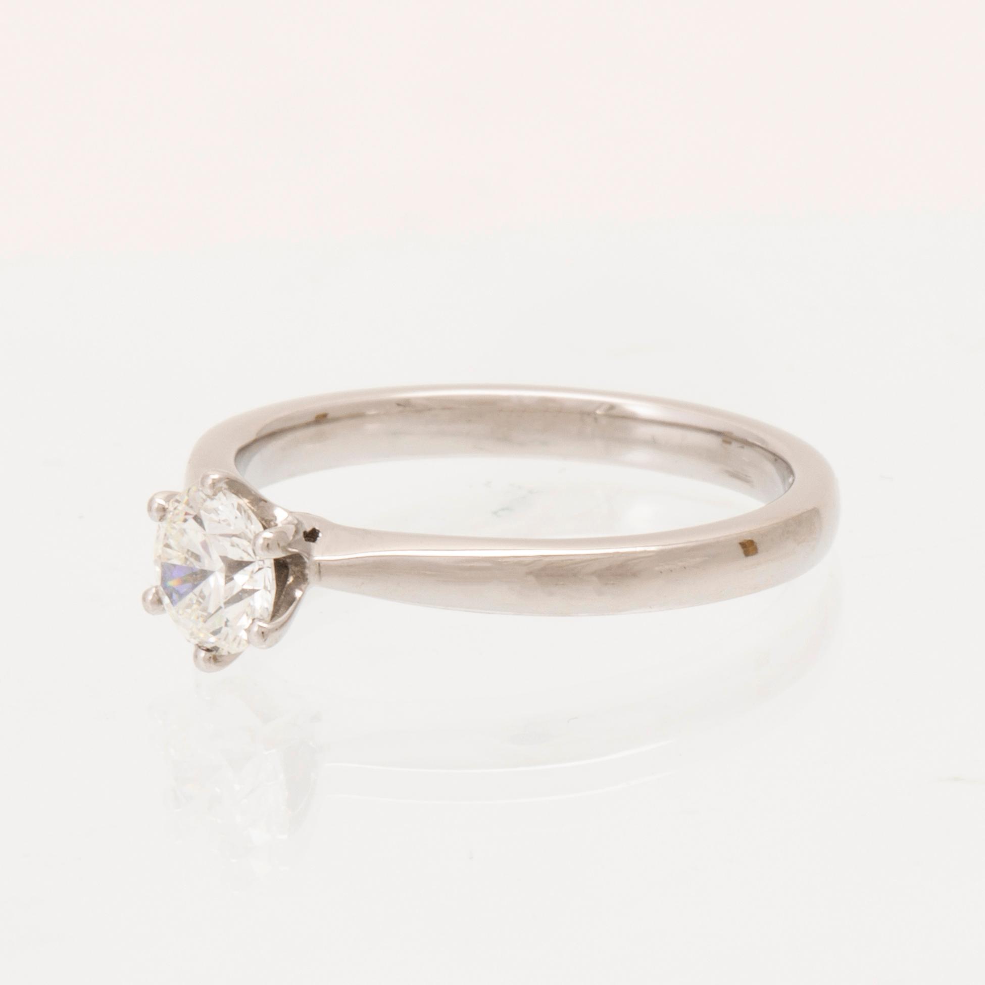 A 950 platinum solitaire ring set with a round brilliant cut diamond with GIA dossier, Vanbruun.