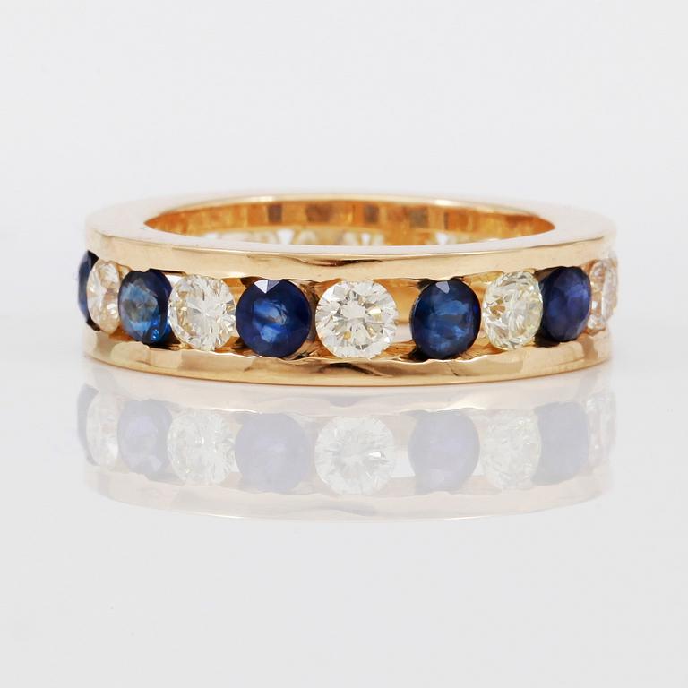RING, 5 blå safirer samt 15 briljantslipade diamanter totalt ca 2,40 ct.