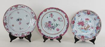TALLRIKAR, 3 st. Porslin, Kina Qianlong, 1700-tal.