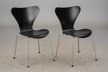STOLAR, ett par, "Sjuan", Arne Jacobsen, Fritz Hansen, etikettmärkta 1995.