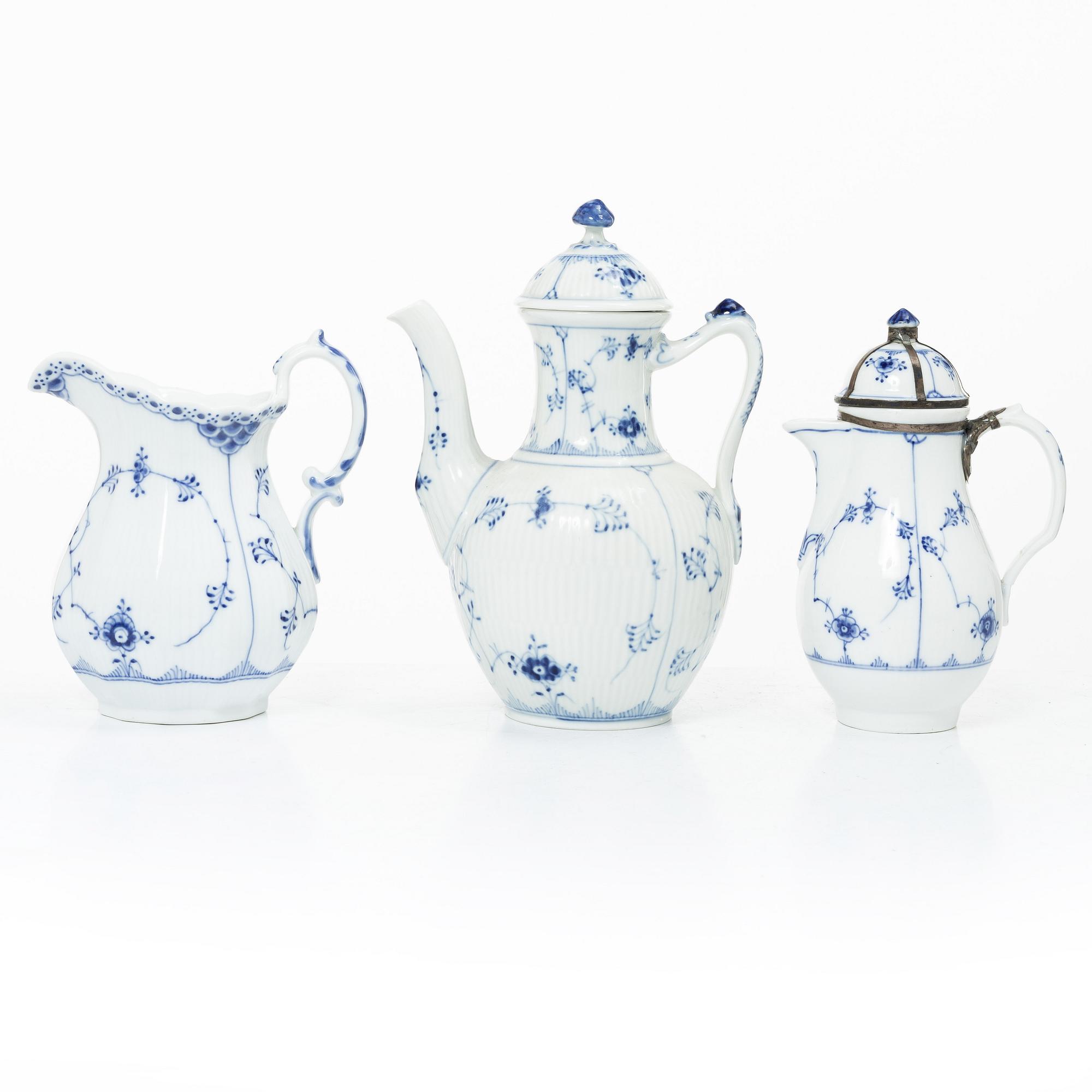 Royal Copenhagen, Lot of porcelain, 7 pieces, “Musselmalet”, coffee pot, chocolate pot, water jug, sauce boat, 3 cream jugs, 20th century.