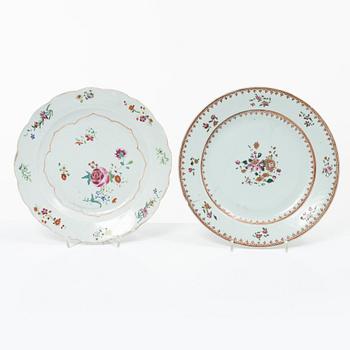 6 tallrikar samt ett fat, porslin, Kina, Qianlong (1736-95).