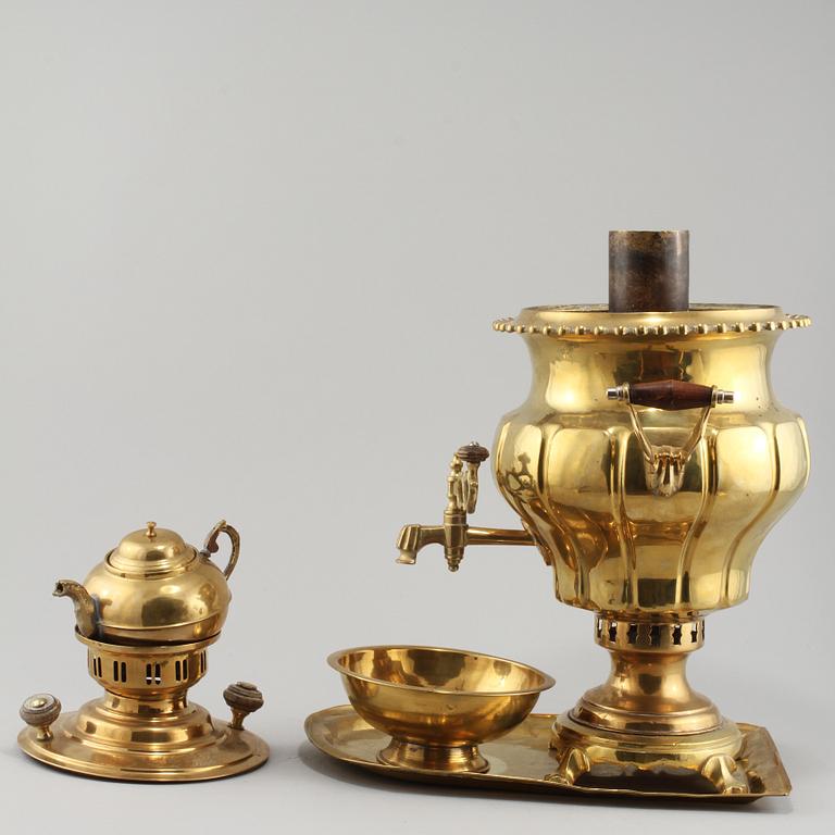 SAMOVAR, mässingspatinerad metall, omkring 1900.