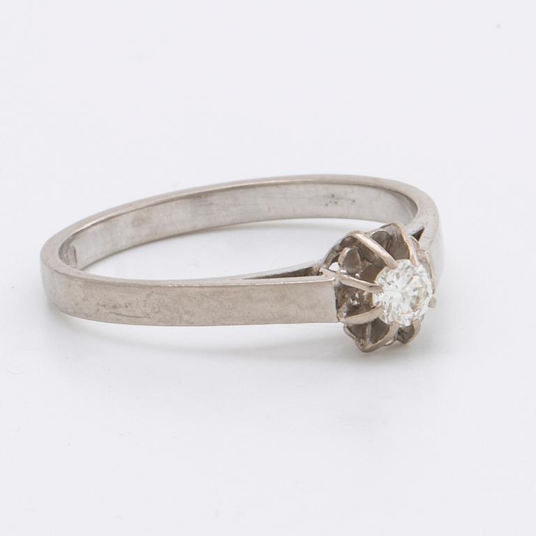 RING and EARRINGS 18K whitegold w brilliant-cut diamonds approx 0,40 ct in total.