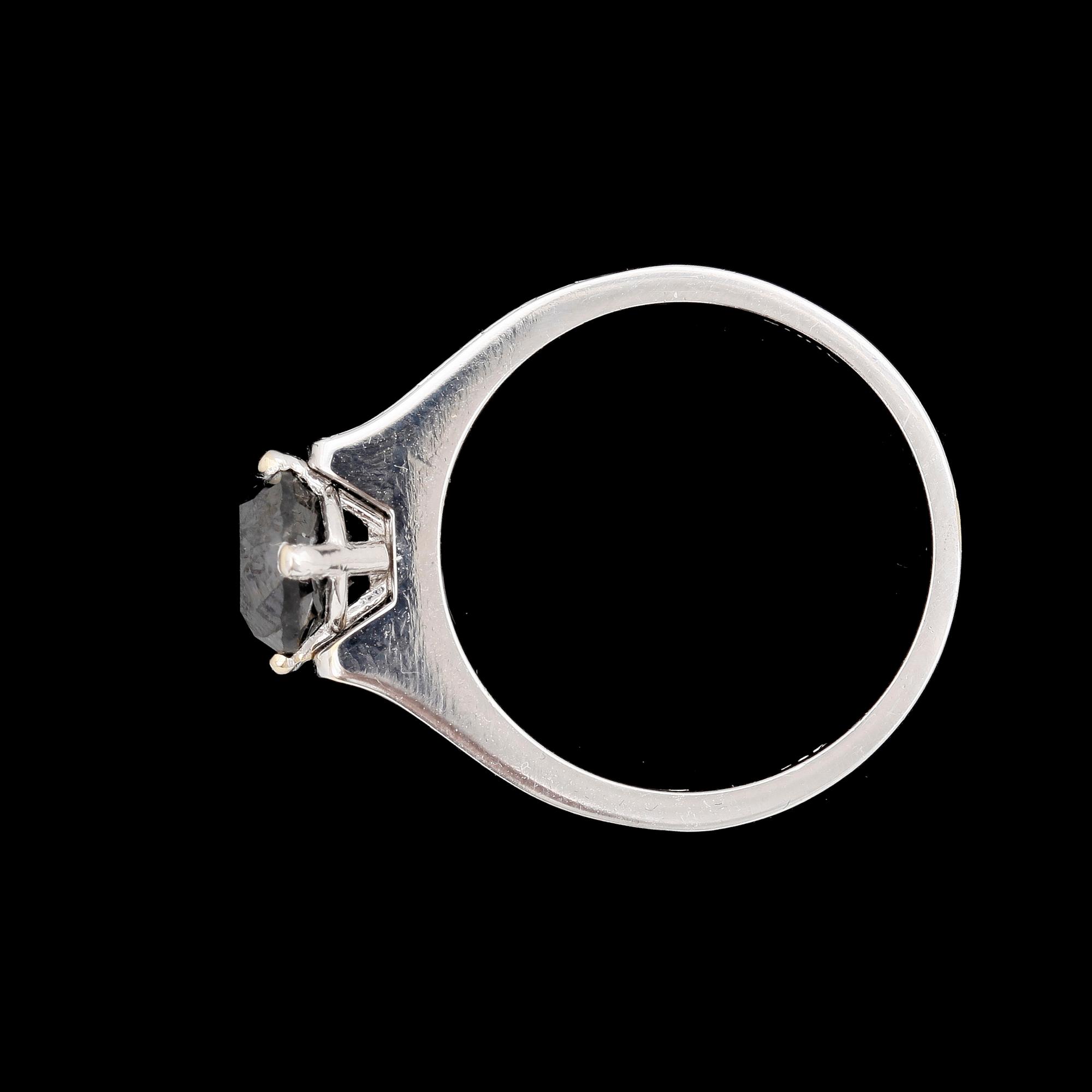 RING, 14k vitguld med en svart resp 12 briljantslipad diamanter ca1,09ct resp tot ca0,24ct. Tot vikt 3,5g.