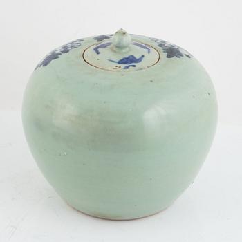 Bojan med lock samt bordslampa/vas, porslin, Qingdynastin, Kina, 1800-tal.