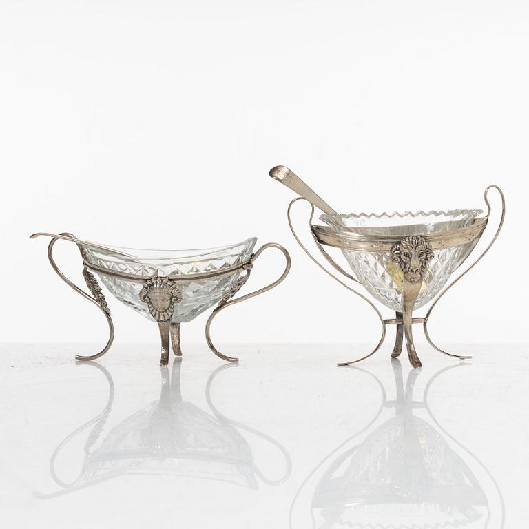 Saltkar, 2 st snarlika, silver och glas, troligen Frankrike. 1800-tal.
