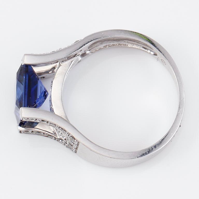 RING, 10K vitguld, diamanter tot ca 0.28 ct. och safir.