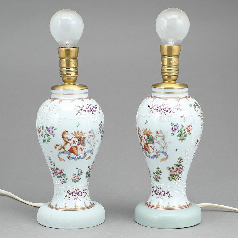 BORDSLAMPOR, ett par, porslin, Samson, Frankrike, 1800-talets andra hälft.