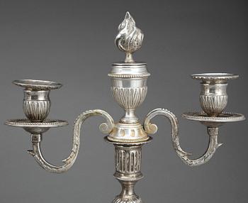 KANDELABRAR, ett par, försilvradmetall, Louis XVI, omkr år 1800.