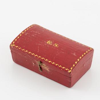 Thimble, finger guard and two rings, 18K gold, with fitted case.