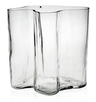 89. An Alvar Aalto mould blown glass vase,
