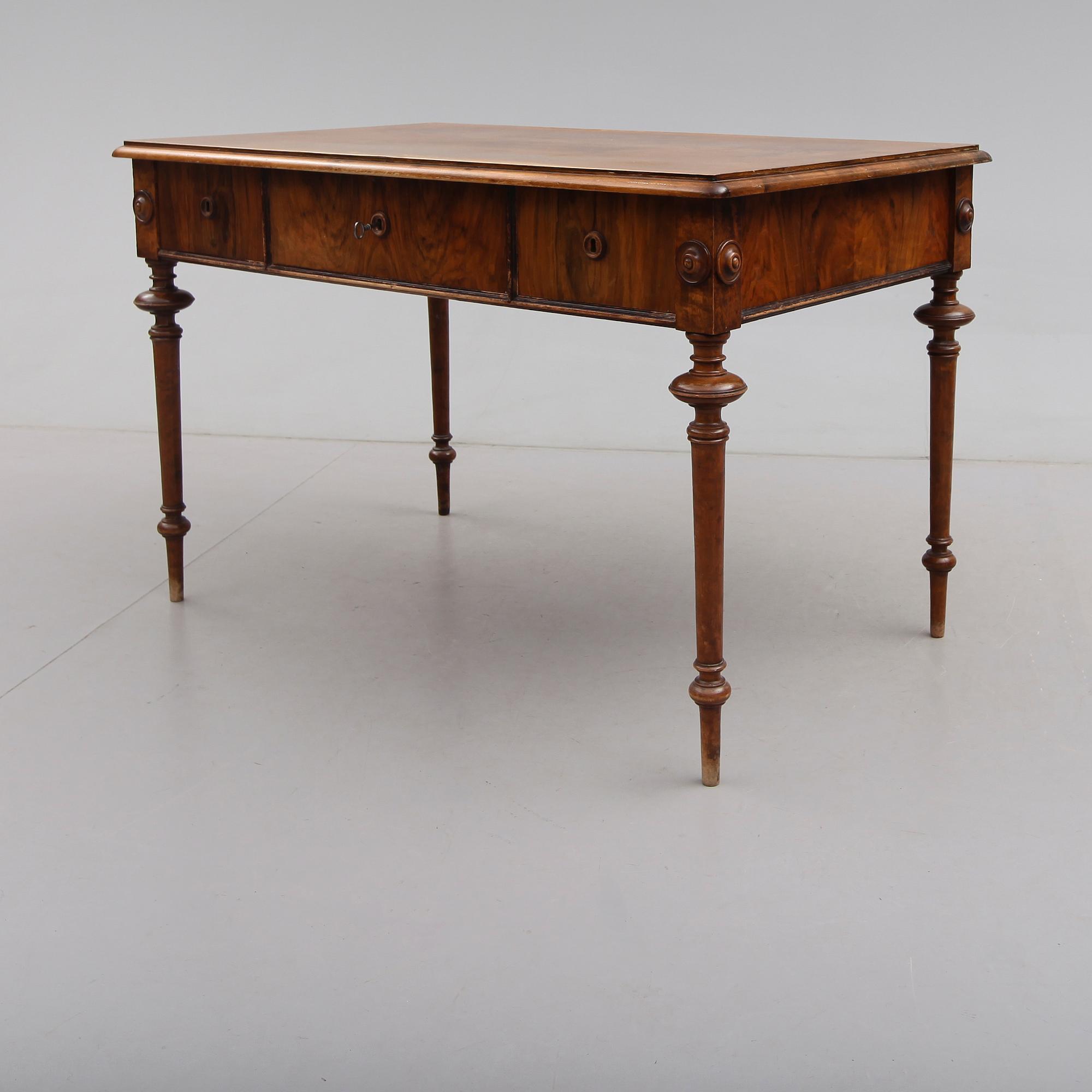 SKRIVBORD, valnöt, 1800-talets andra hälft.