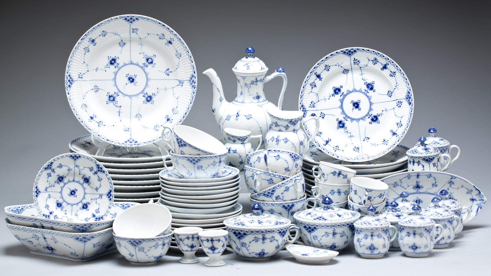 MAT- TE- och KAFFESERVIS, c:a 60 delar, porslin, "Musselmalet", Royal Copenhagen.