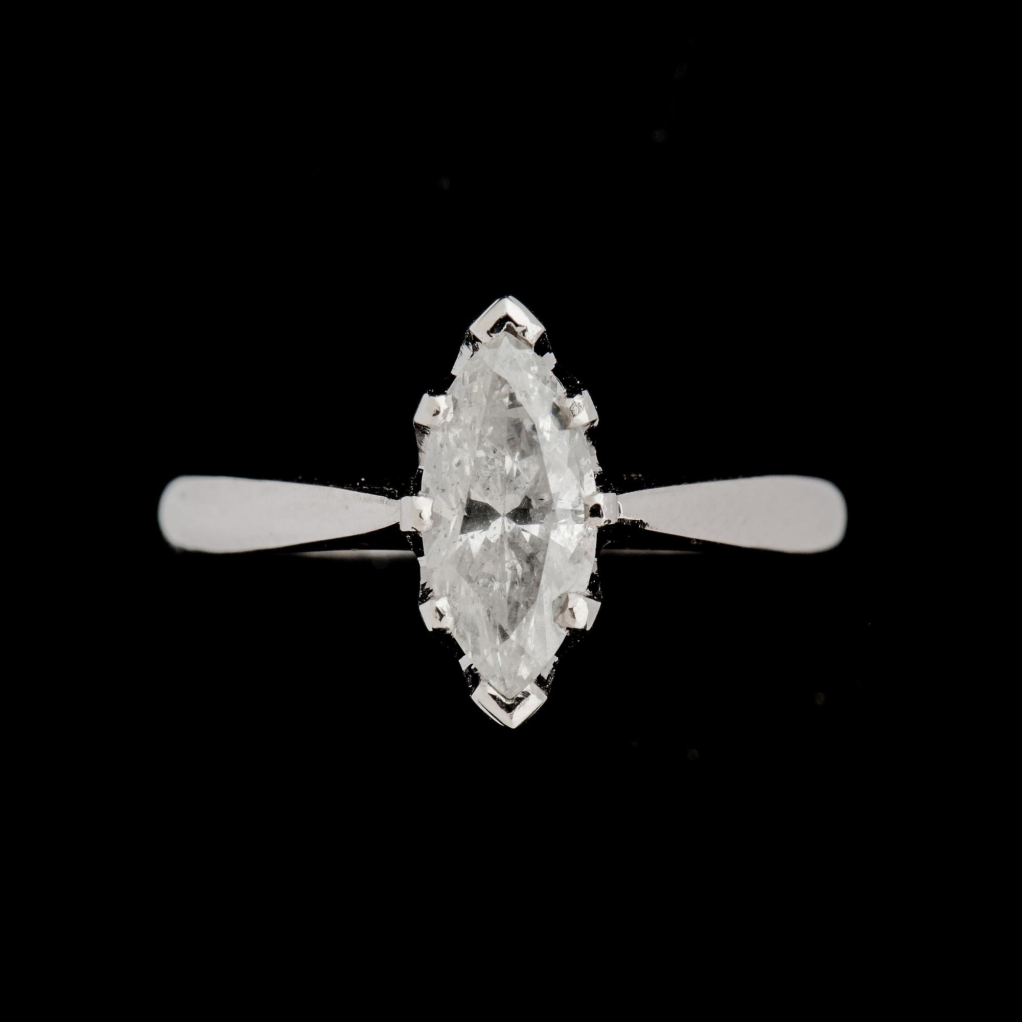RING, 18k vitguld med navettslipad diamant ca 0,90 ct. Vikt ca 3 g.