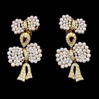 1066. EARRINGS, cultured pearls, rubies and brilliant cut diamonds, tot. app. 2.60 cts.