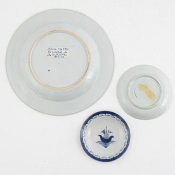 A Chinese imari dish and plate and a Japanese blue and white cover, Qing dynasty, 18th century, and Edo (1602-1868).