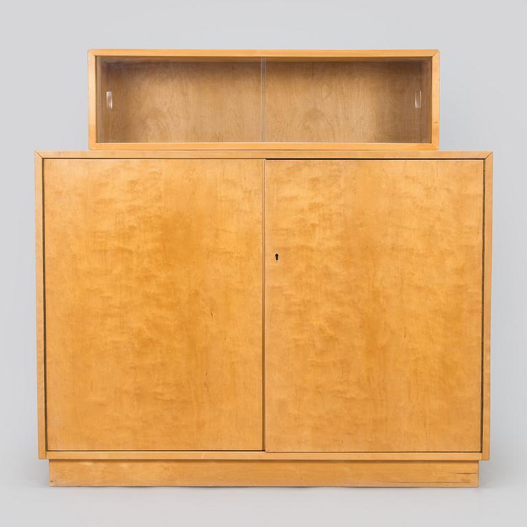 Aino Aalto, kaappi, malli 808 ja vitriini, malli 214 O.Y. Huonekalu- ja Rakennustyötehdas A.B. 1950-luvun alku.