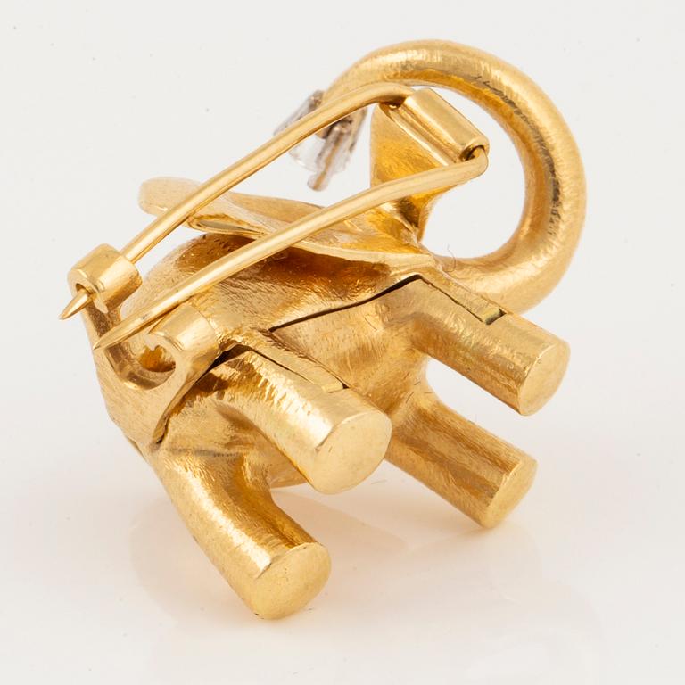 An Ole Lynggaard elephant clasp in 18K gold.