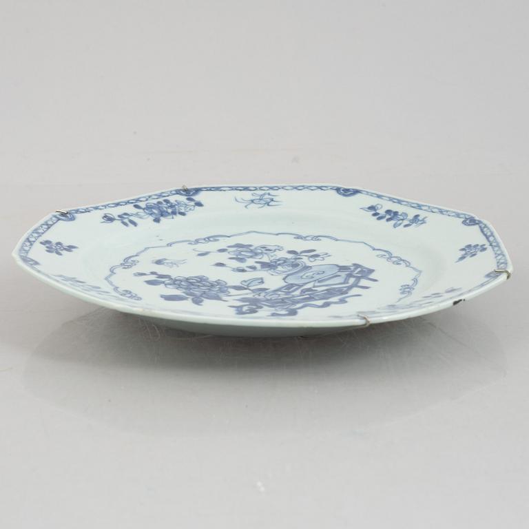 A group of five Chinese export porcelain plates, Qingdynasty, Qianlong (1736-95).
