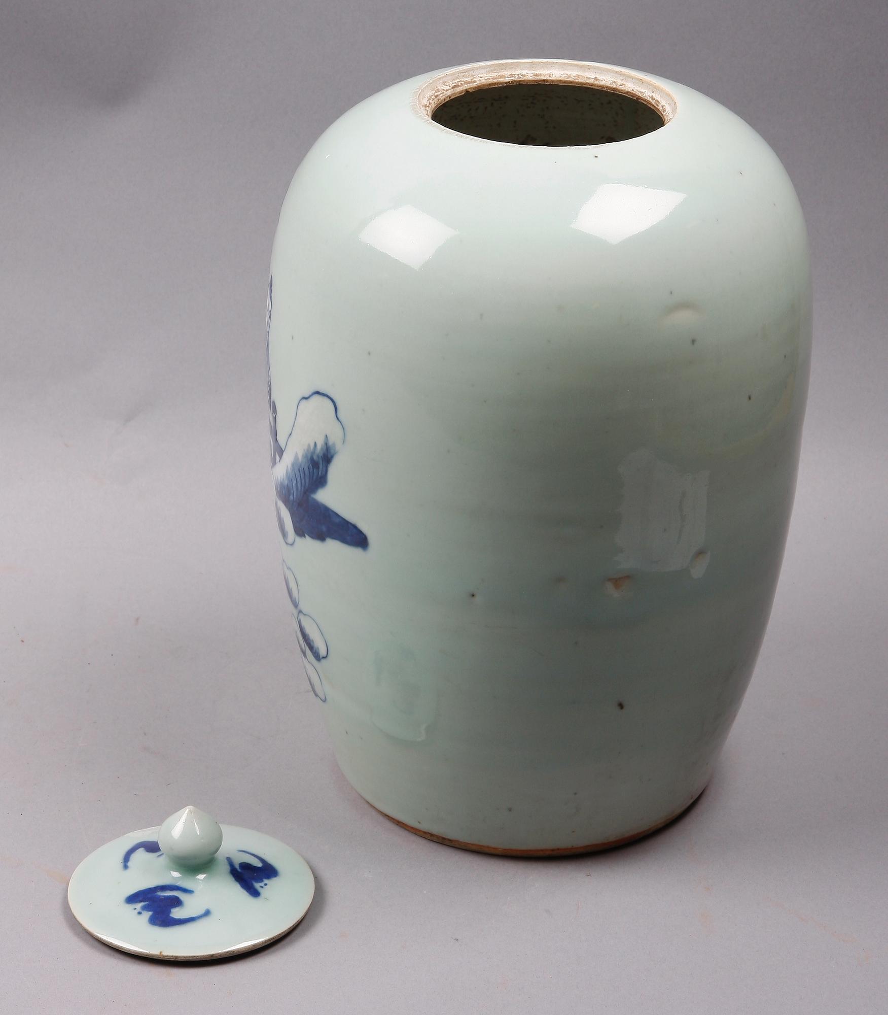 URNA MED LOCK, porslin, Kina. 1900-tal.