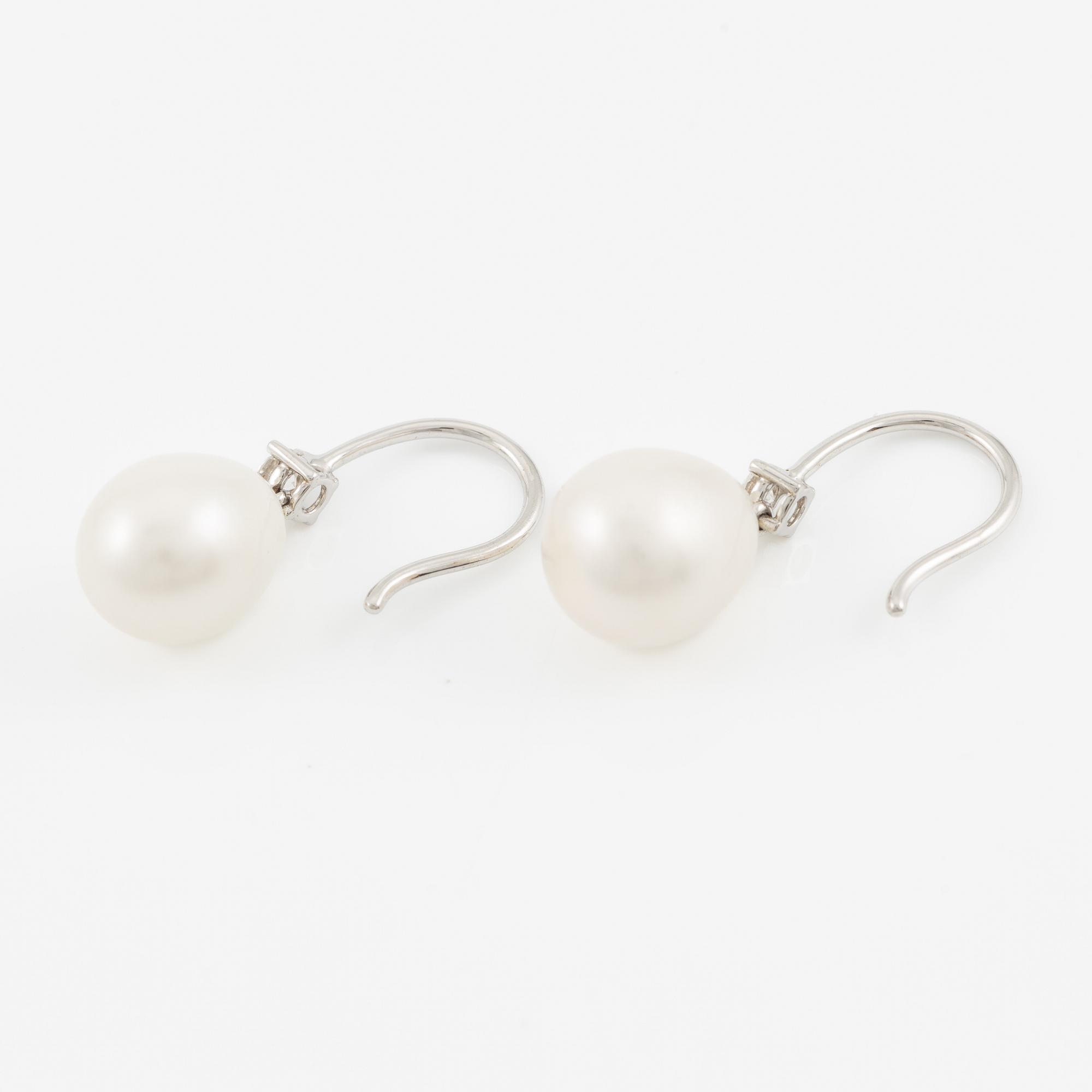 Earrings 18K white gold with cultured pearls and brilliant-cut diamonds.