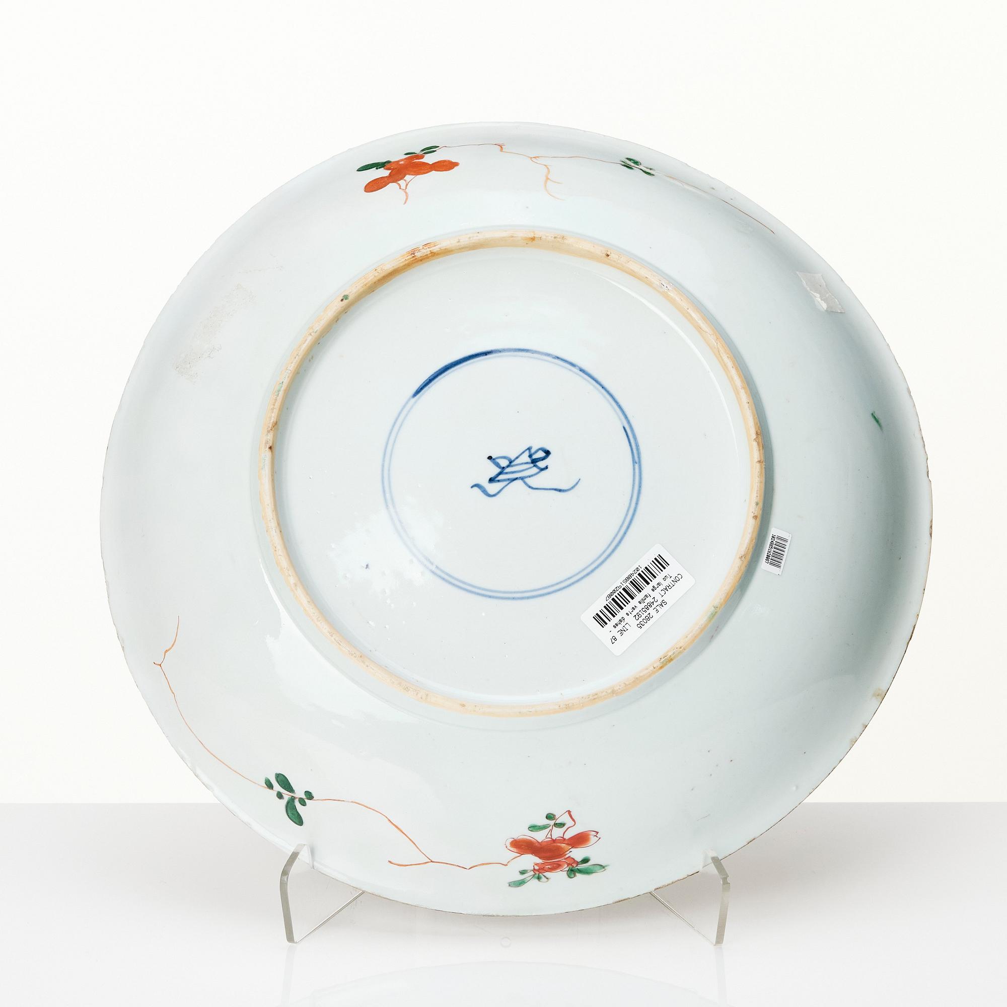 A large Chinese famille verte dish, Qing dynasty, Kangxi (1662-1722).