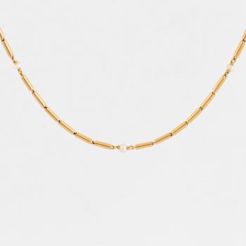 18K gold and oriental pearl necklace.