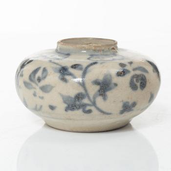 A Chinese blue and white porcelan bowl and a small vase, Ming dynasty (1368-1644).