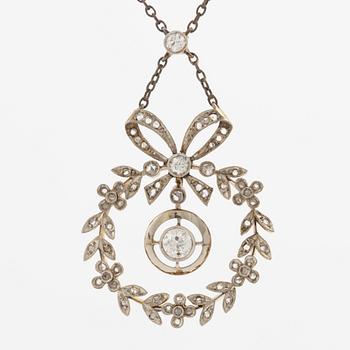 Pendant in 18K gold and silver in the form of a bow-shaped wreath set with old mine and rose-cut diamonds, circa 1900.