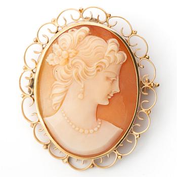 Brosch/hänge 18K guld med snäckskalscamé, 1950-tal.