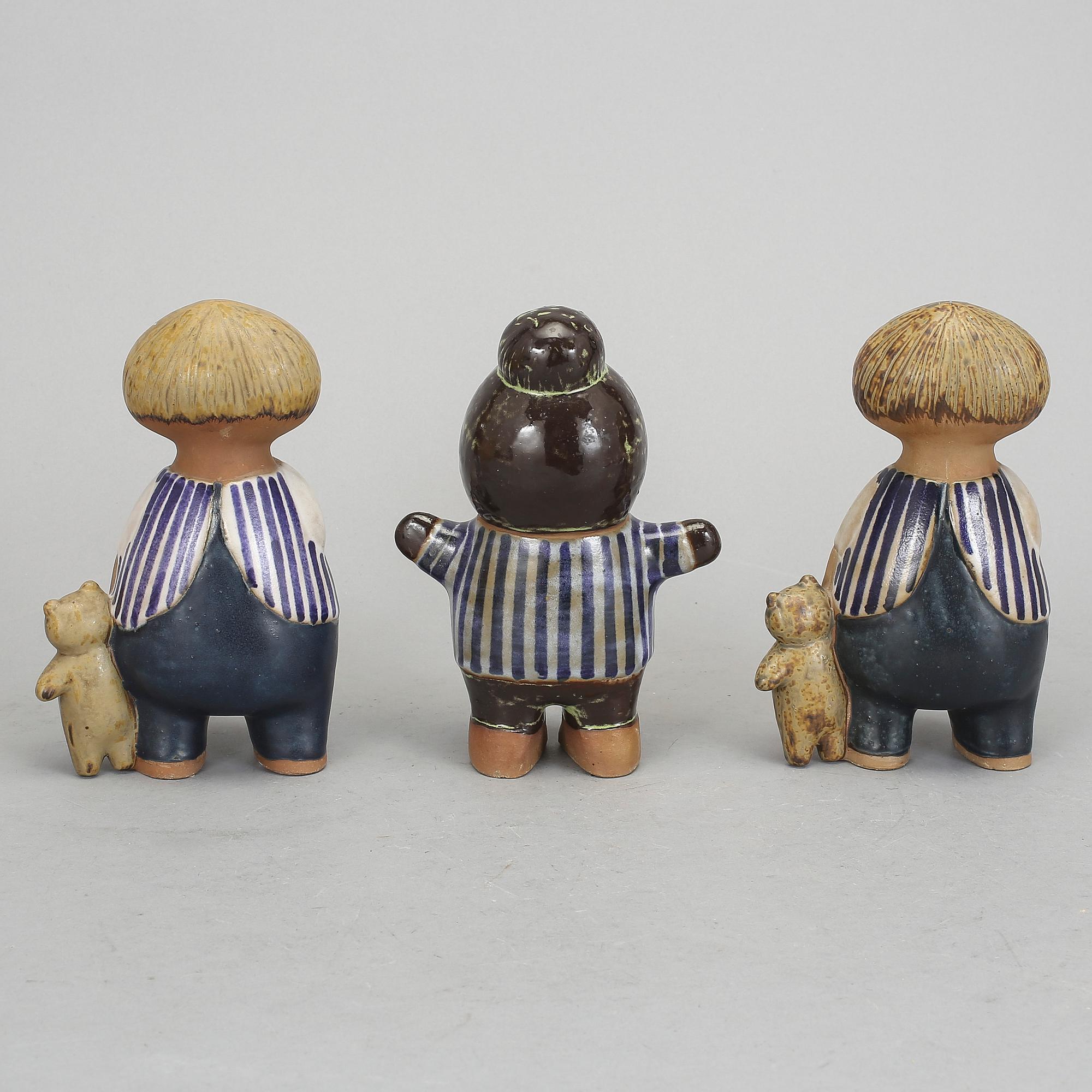 FIGURINER 3 st, stengods. Lisa Larson, Gustavsberg. 2 st "Malin" och 1 st "Kalle" ur serien "Larsons ungar".