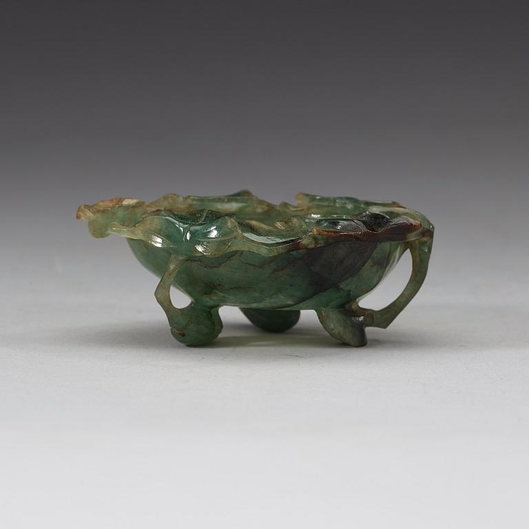 A carved nephrite brush washer, late Qing dynasty (1644-1912).