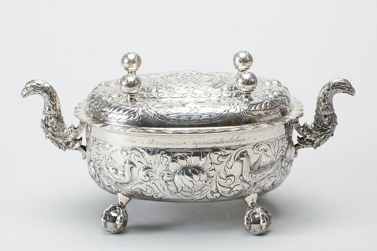 KALLSKÅL/TERRIN, silver, I. Frisenberg, Lillehammer. Kopia av Kvarbergsterrinen. Vikt ca 1180g.