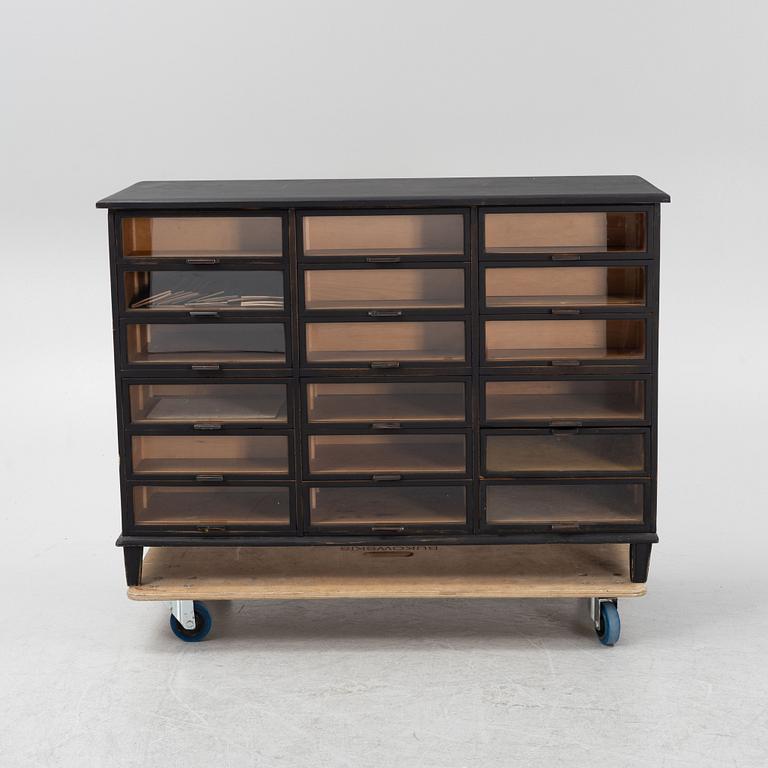 Köpmansdisk, med glasade lådor.